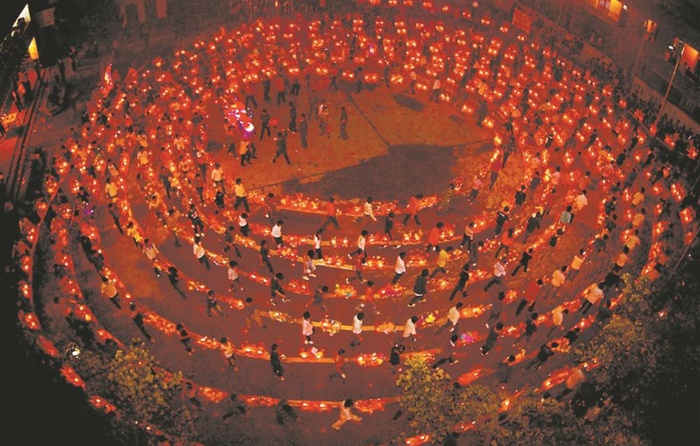 数百节龙板组成的“团龙”气势恢宏。林建伟 摄