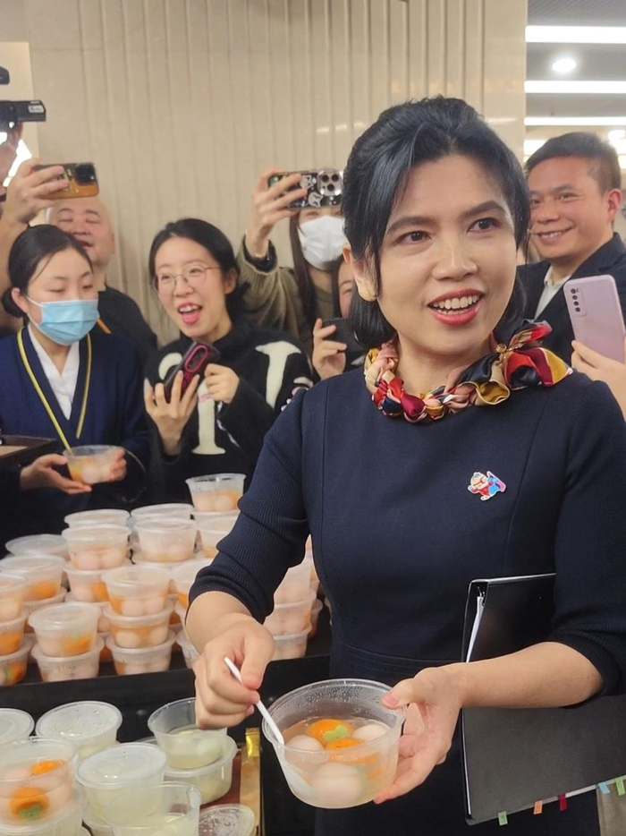 国台办发言人朱凤莲给记者发汤圆。  白波摄