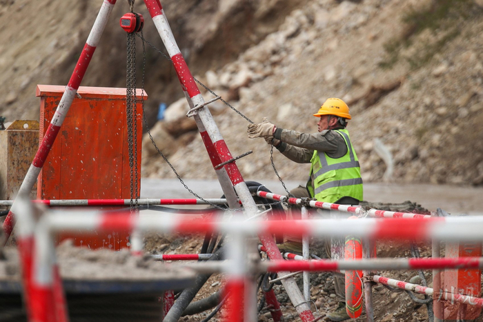 工人在施工现场作业