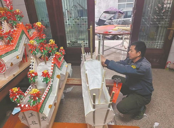 郭立新在家中自制龙板。罗昱伦 林生钟 摄