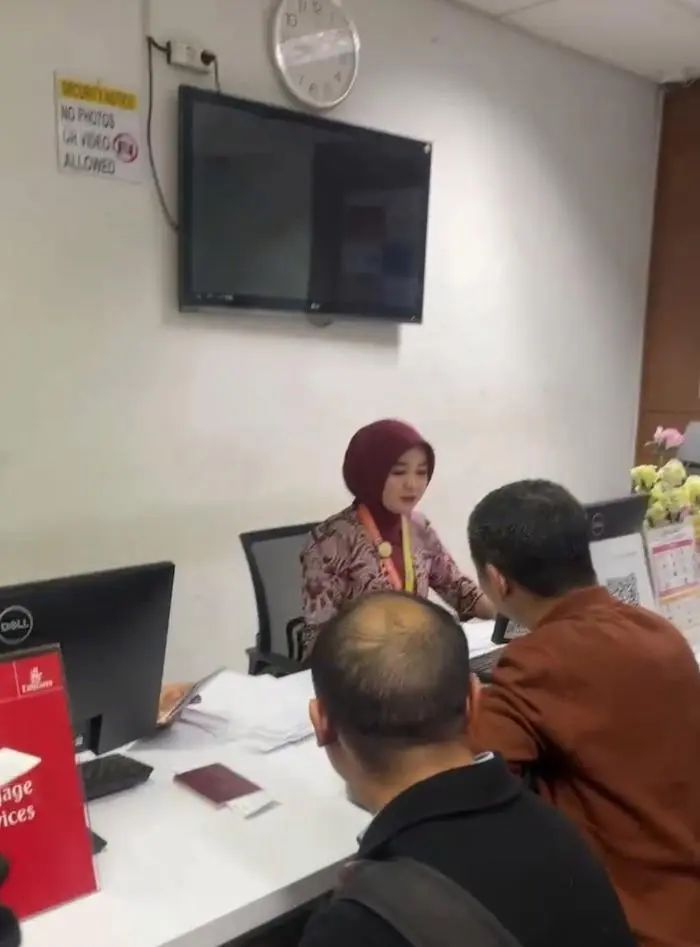 未拿到行李的旅客排队办理手续。（受访者供图）