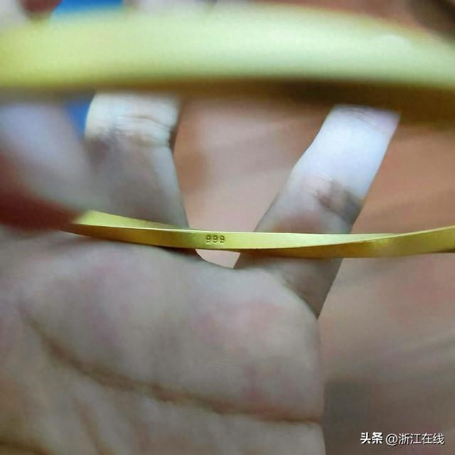 假手镯的内壁钢印是999 受访者供图