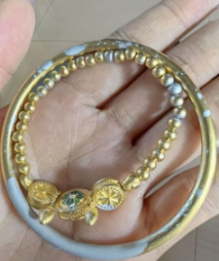 　　掉漆的“金包银”首饰