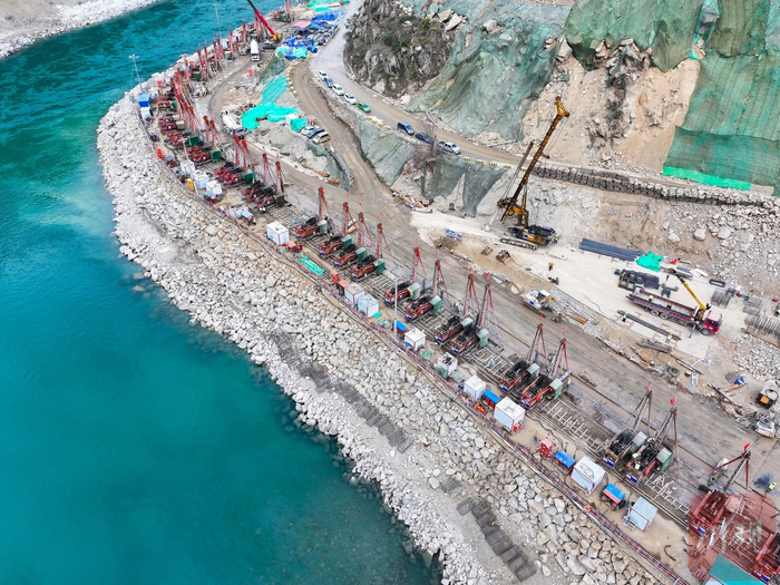 项目沿大渡河，目前已完成一期围堰