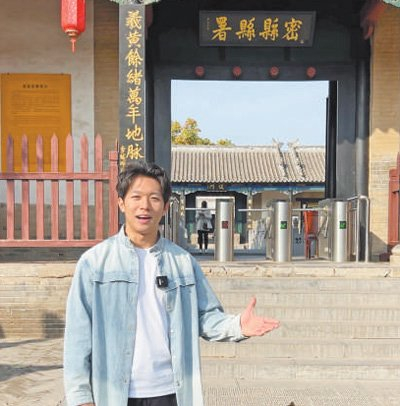 冯小宁在介绍河南古建。陈超峰摄
