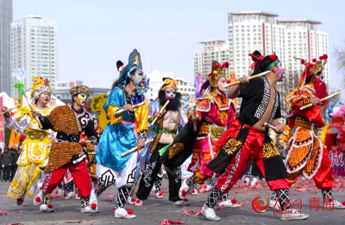 广东揭阳英歌舞参与西宁社火巡游。人民网记者 甘海琼摄