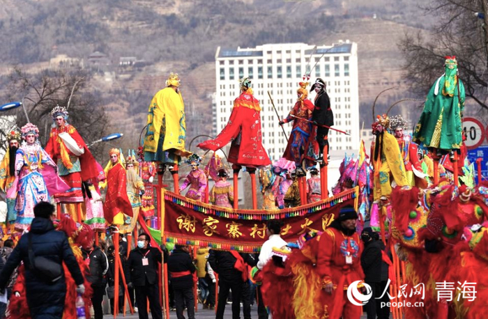 2025年西宁市社火巡游活动。人民网记者 甘海琼摄