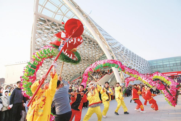         邱县鲲鹏国际会展中心广场上的舞龙表演。本报记者 范文平 摄    