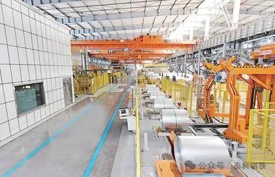 河钢集团唐钢公司正在生产高强汽车板产品。赵 辉摄