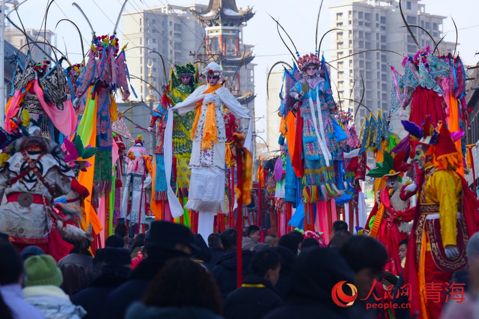 湟中鲁沙尔高跷出街。人民网记者 甘海琼摄