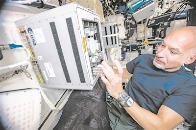 欧洲宇航员正在国际空间站上安装“生物岩石”项目的实验装置。图片来源：欧洲空间局