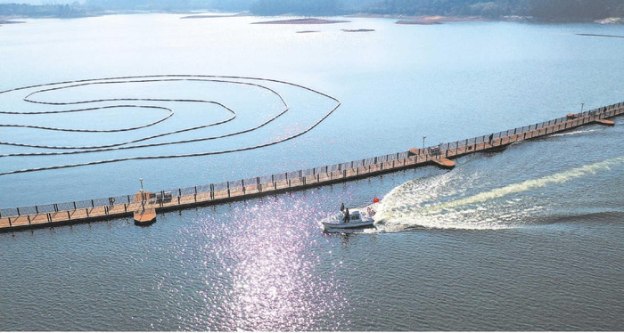 舒城县公安局万佛湖度假区派出所警务人员驾驶公安快艇在湖面上巡逻守护。     王可海 摄