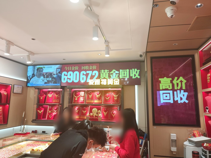 深圳水贝某珠宝商业综合体内黄金销售柜台（记者曹媛/摄）
