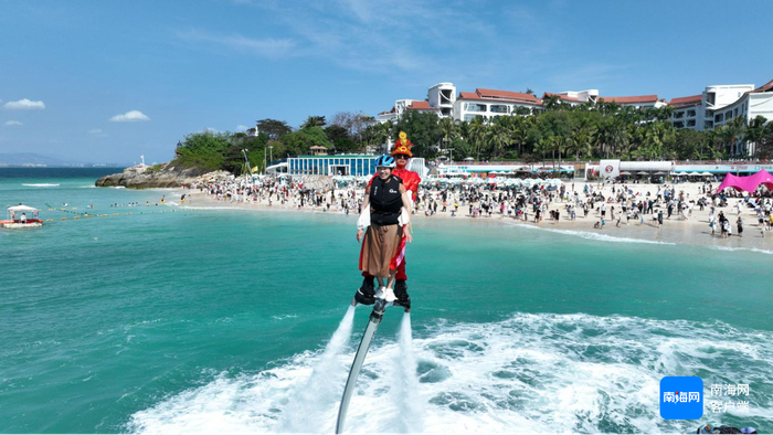 　游客在三亚蜈支洲岛旅游区体验水上项目。三亚蜈支洲岛旅游区供图