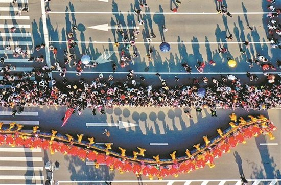 泉州举行民俗踩街。（陈英杰 摄）