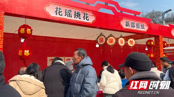 花瑶挑花展位前人潮涌动，市民纷纷驻足品味花瑶挑花的精湛工艺。