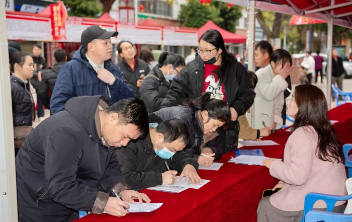 招聘会现场。图源乳源发布