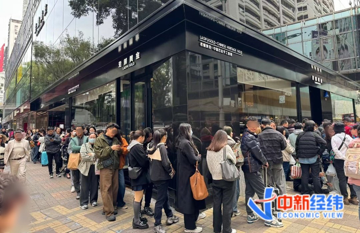 消费者在老铺黄金店铺门口排队受访者供图