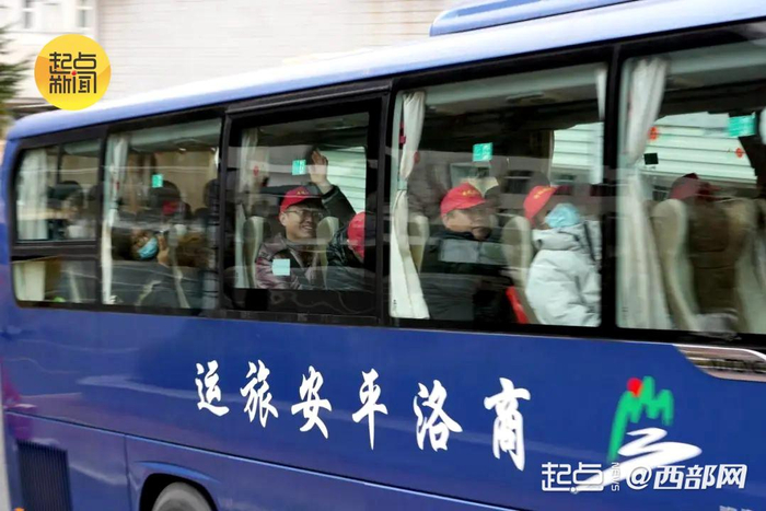 商洛市丹凤县外出务工人员开启节后返岗务工之旅。（杨佳 摄）