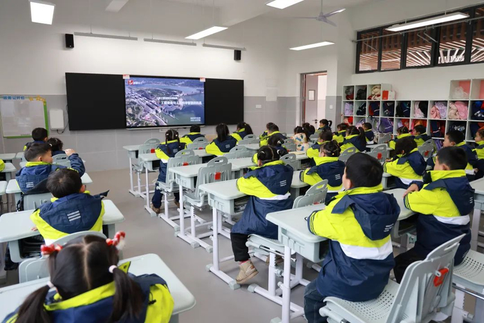 2月13日，点军区实验小学，孩子们观看新春第一课。当日，200多名师生搬入新校园，开始崭新的学习生活。记者黄翔 摄