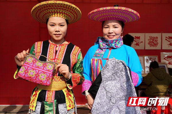 花瑶姑娘现场展示花瑶挑花作品。