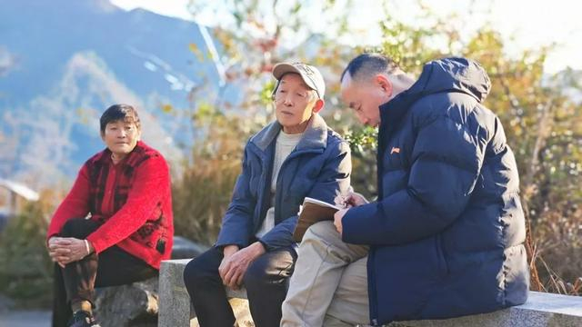 本报记者戚原（右）在四川省旺苍县高阳镇实地采访（赵海传 摄）