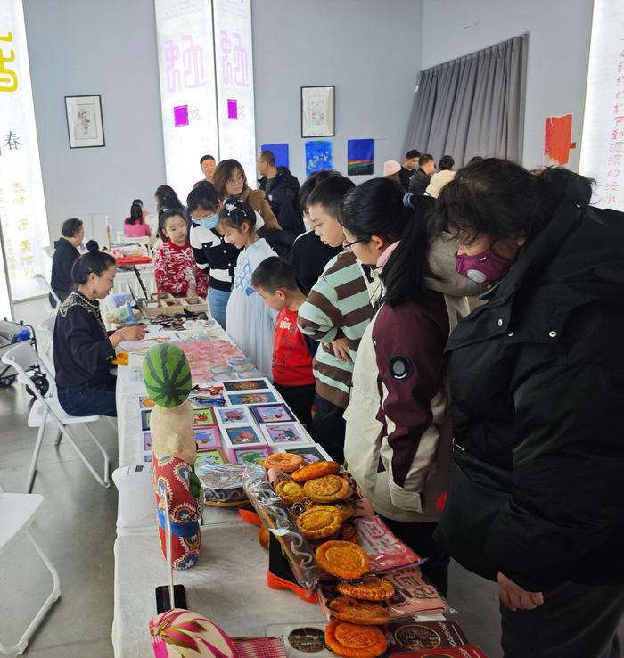 “新疆是个好地方——第十二届天山南北贺新春非物质文化遗产年俗展”互动体验区，吸引众多观众。李华供图