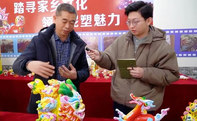 见习记者丛伯地（右）采访河北玉田泥人王工作室创始人王辉（徐家昕 摄）