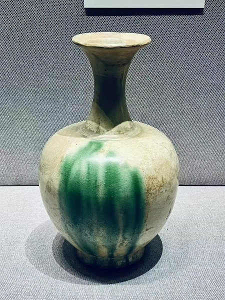 北齐白釉绿彩长颈瓶