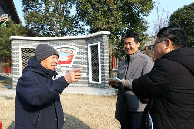 本报记者李向东（中）在河南宝丰采访马街书会“艺人之家”负责人张满堂（左） （郭明远 摄）
