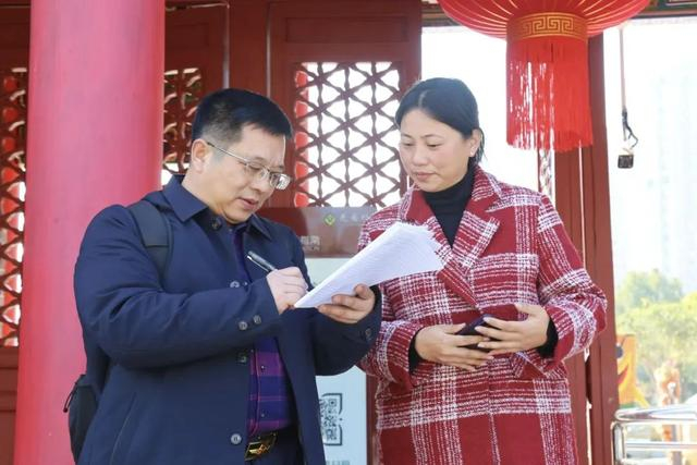 本报记者曾庆华（左）采访东阳市花园旅游发展有限公司景区管理部经理俞玲莺（周振平 摄）