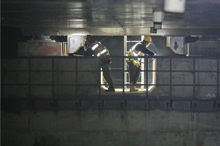 贵州省从江县贵广高铁区段，雨雾中铁路工作人员正利用夜间检修时段对朝利河铁路大桥桥柱进行安全巡查