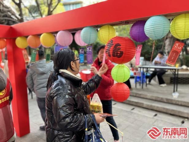 市民参与猜灯谜活动。