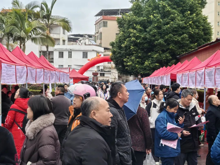 西河镇招聘会现场。图源武江发布