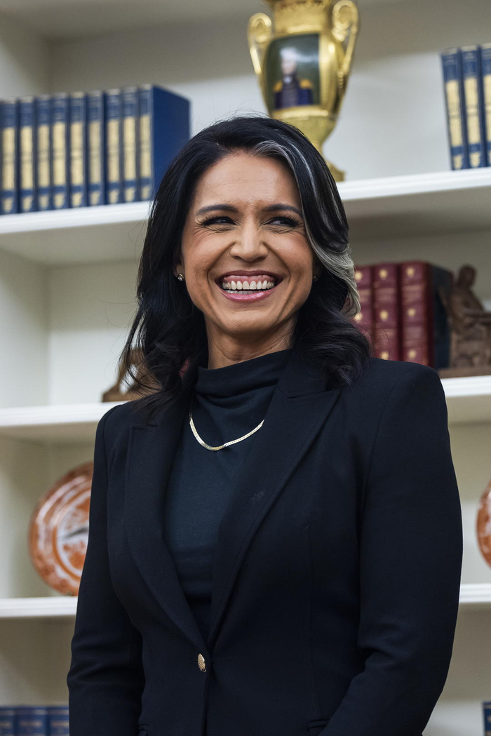 ▲当地时间2025年2月12日，美国华盛顿，加巴德在白宫宣誓就任美国国家情报总监 图据IC photo