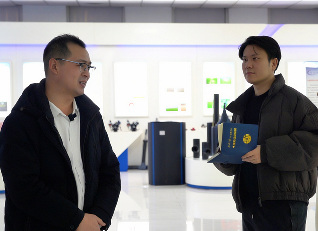本报记者徐家昕（右）在河北润农节水科技股份有限公司展厅采访（吴昊 摄）