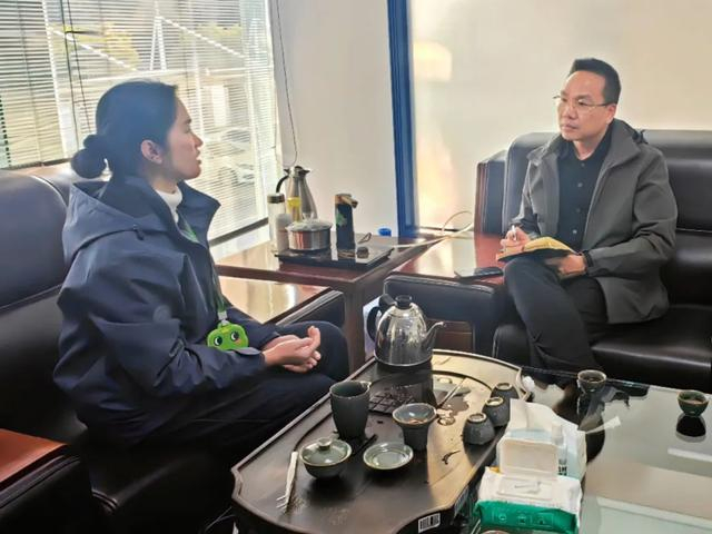 本报记者黄长秋（右）采访青蛙王子（福建）婴童护理用品有限公司洗护工厂厂长李秀敏（林聪华 摄）