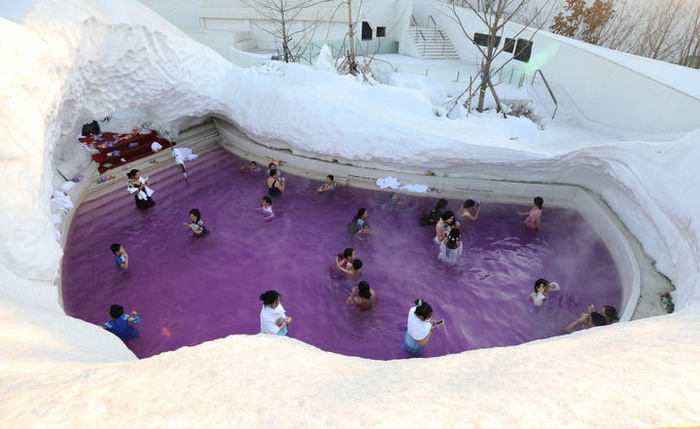 2025年1月17日，游客在沈阳清河半岛温泉度假酒店体验冰雪温泉。新华社记者 杨青 摄