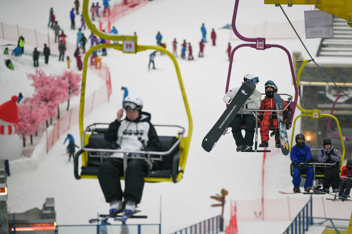 2025年1月12日，在成都热雪奇迹室内滑雪场，滑雪爱好者搭乘索道前往高级道。新华社记者 胥冰洁 摄