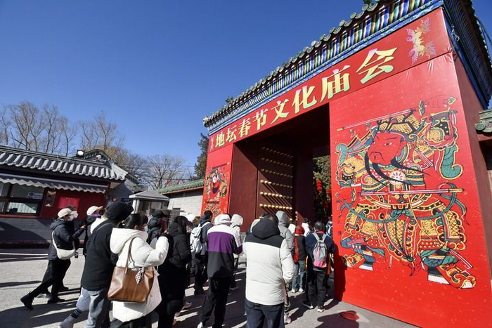 2025年2月3日，游客逛北京地坛春节文化庙会。新华社记者 李欣 摄