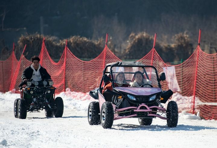 2025年1月19日，在河北省邯郸市复兴区东高河村滑雪场，游客在体验雪地越野车项目。新华社记者 王晓 摄