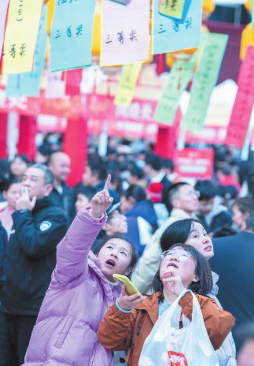 我们一起猜灯谜。娄底日报全媒体记者　吴永华　谭芳　摄