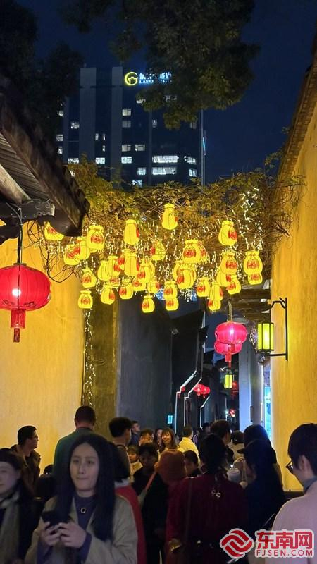 三坊七巷迎来众多游客赏灯。