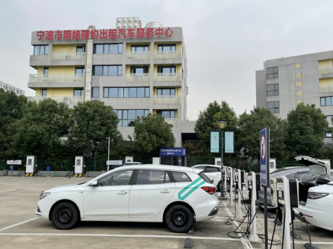 车辆在停车场充电。