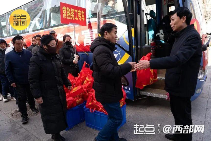商洛市洛南县人社局为返岗务工人员送上装有食物和水的暖心包。（杨佳 摄）