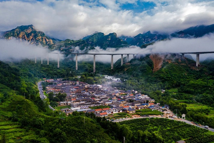 图为黑崖沟村。