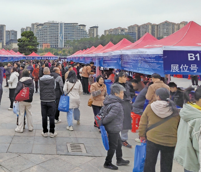 招聘会现场。吴小斌摄