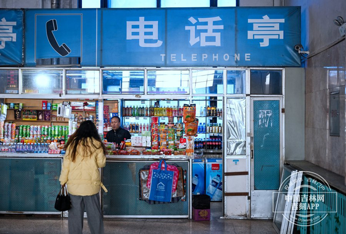售货亭里卖货的老吕