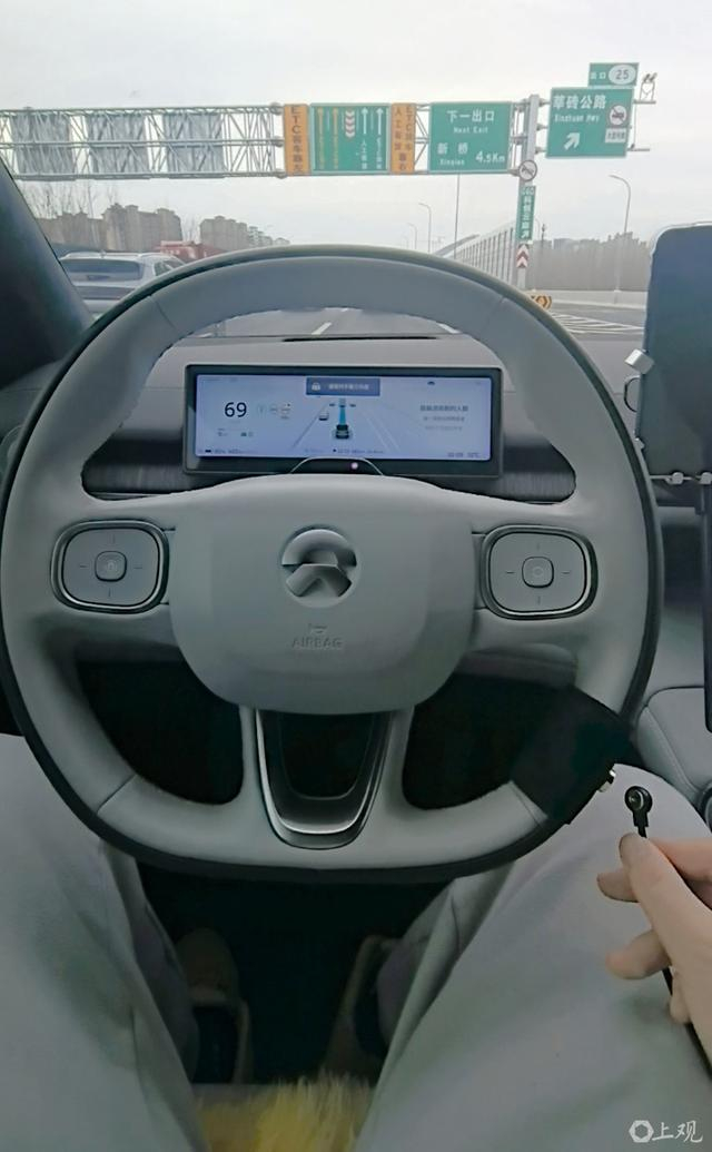 将电线连接绒布后，便一段时间不再提醒握持方向盘。（后排乘客安全情况下拍摄）
