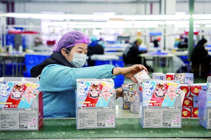     工人在包装“哪吒”系列周边玩具